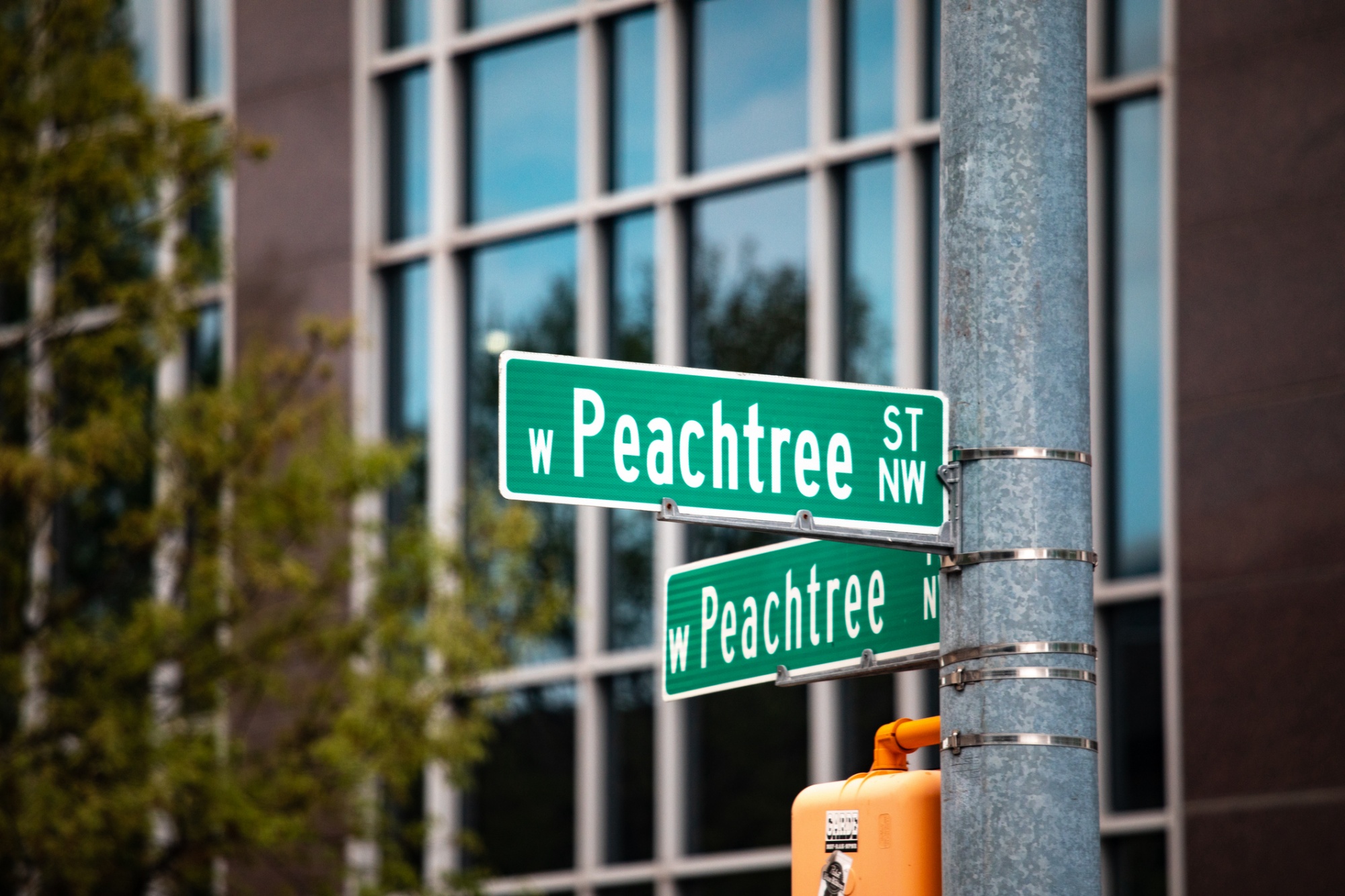Iconic Peachtree street sign | © Marilyn Nieves / iStock / Getty Images Plus